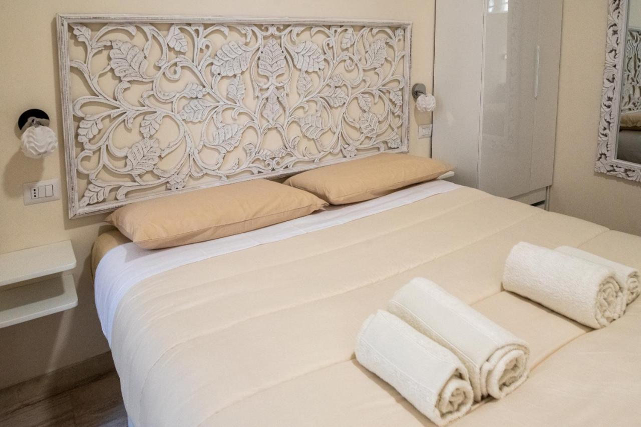 Room With Independent Entrance - Termini/Aquarium Rome Bagian luar foto
